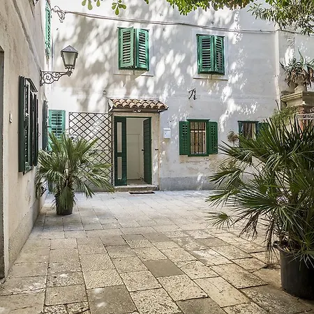 Villa Palace *