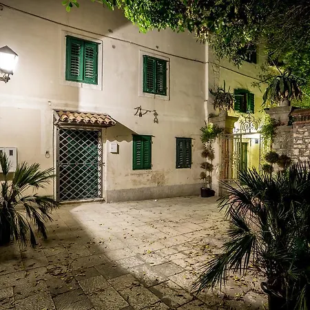 Palace فيلة سبليت