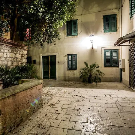 Palace سبليت